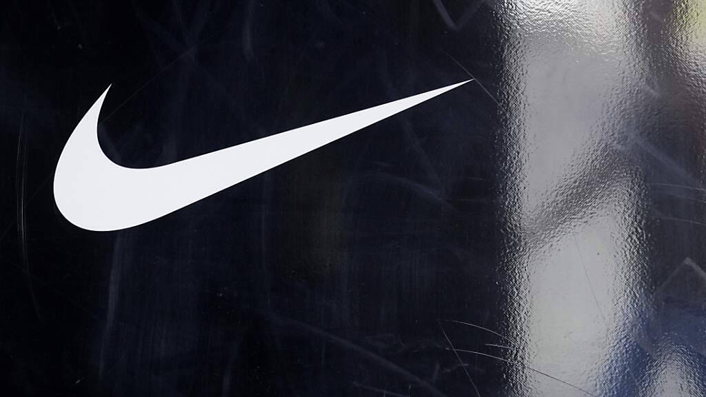 Bekannter Haken: Nike will in den kommenden Jahren rund zwei Milliarden Dollar einsparen. (Archivbild)