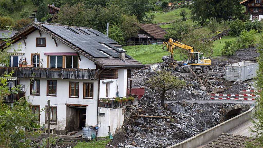 Die Unwetter im Sommer hinterliessen wie hier in Brienz im Berner Oberland grosse Schäden. Der Bundesrat will den Kantonen zusätzliche finanzielle Hilfe zusichern. (Archivbild)