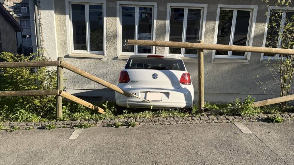 Das Auto durchbrach einen Zaun und prallte in eine Mauer.