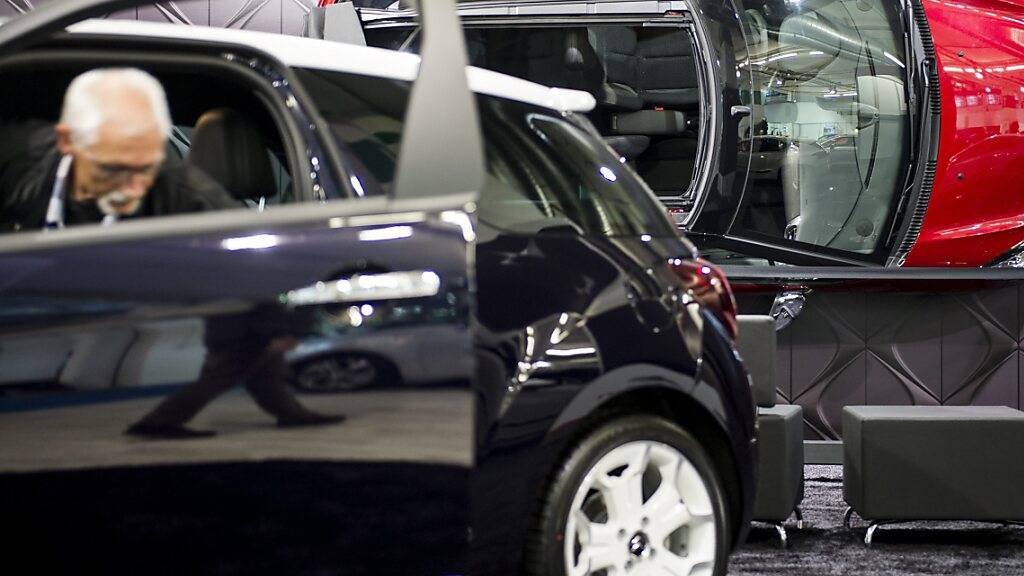 Autoversicherungen werden für Neukunden deutlich teurer, wie eine Auswertung des Vergleichsportals Comparis zeigt. Preistreiber ist die Inflation.(Symbolbild)