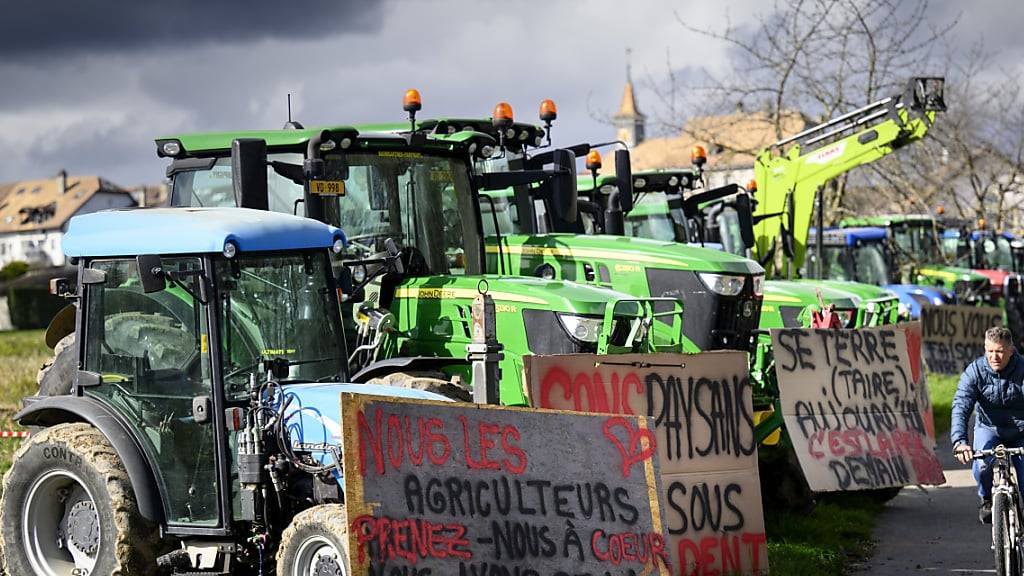 Nach den Mobilisierungen in Frankreich, Deutschland und anderen europäischen Ländern hat die Bauernrevolte Ende Januar auch die Schweiz erreicht. Im Bild: Protest in Lussy-sur-Morges in der Waadt am Samstag.