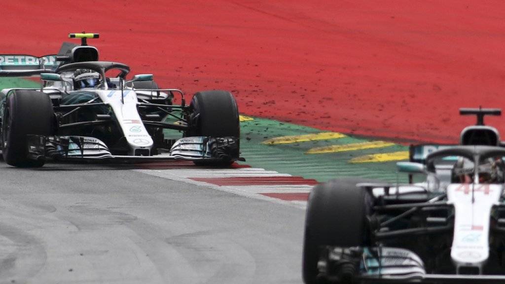 Das Mercedes-Duo mit Valtteri Bottas (vorne) und Lewis Hamilton steht in der ersten Startreihe