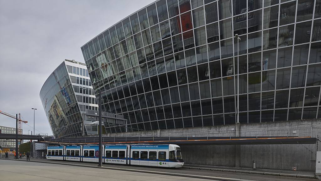 Die im «Circle»-Neubau am Flughafen Zürich niedergelassenen Firmen spülten unerwartet hohe Steuereinnahmen in die Kasse der Stadt Kloten. (Archivbild)