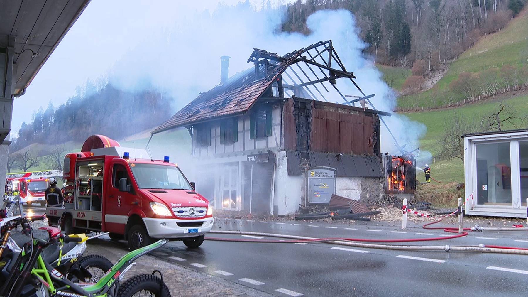 Feuerwehreinsatz in Oberdiessbach: Am Freitagmorgen brannte ein Motorrad-Fachgeschäft.