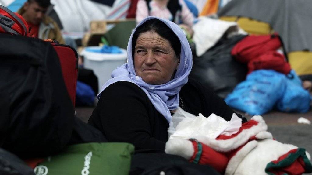 Eine Frau in den von Flüchtlingen besetzten Hafenanlagen von Piräus. Am Montagmorgen begann die griechische Polizei damit, die Anlagen zu räumen. (Archiv)