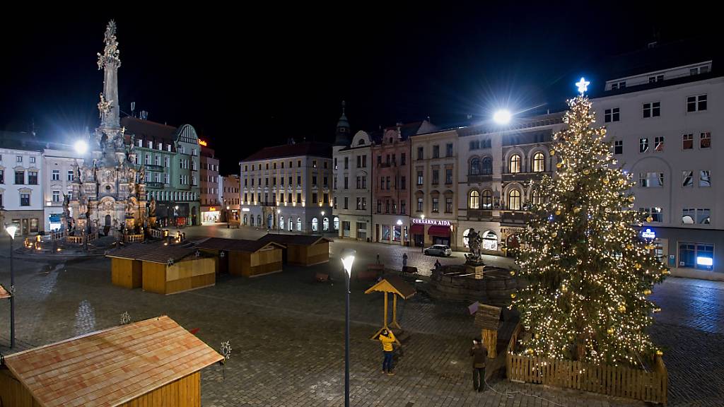 Ein Weihnachtsbaum im Zentrum von Olmütz. Foto: Ludìk Peøina/CTK/dpa