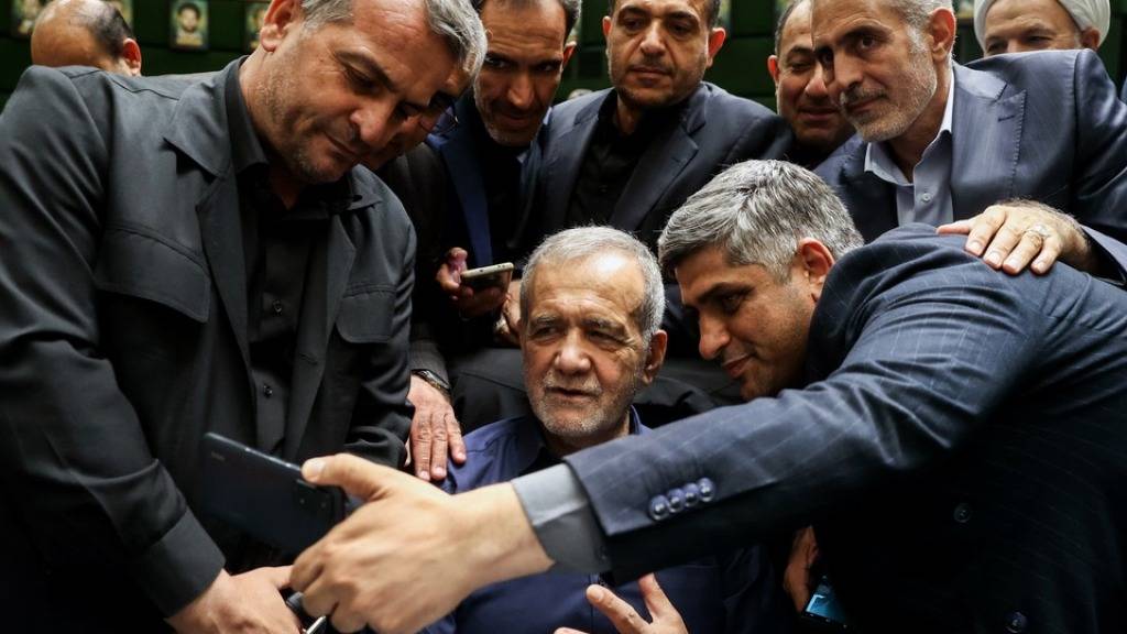 ARCHIV - Der  iranische Präsident Massud Peseschkian (u. M.) während einer öffentlichen Sitzung des Parlaments. Foto: Icana News Agency/ZUMA/dpa