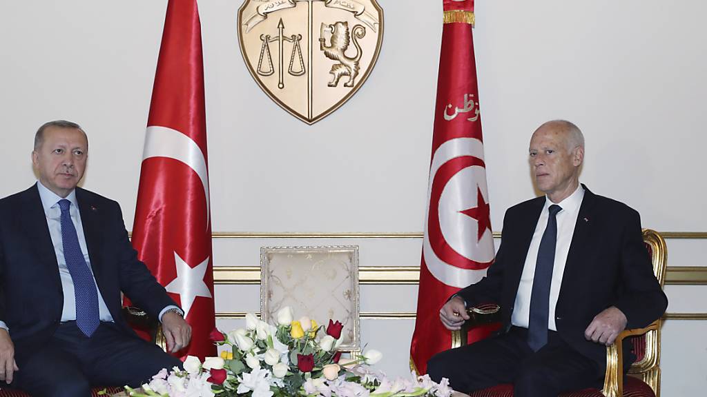 Der tunesische Präsident Kais Saied (r), der seit dem 23. Oktober im Amt ist, hat am Mittwoch seinen türkischen Amtskollegen Recep Tayyip Erdogan empfangen.