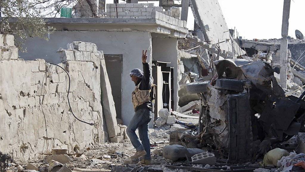Ein Kämpfer der Freien Syrischen Armee nach der Einnahme der Stadt Kobane - nun haben die Rebellen den IS auch aus al-Rai vertrieben. (Archivbild)