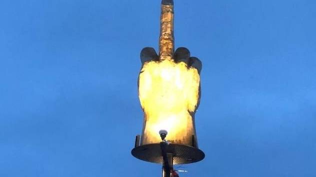 In der amerikanischen Stadt Westford zeigt ein gigantischer Mittelfinger in den Himmel.