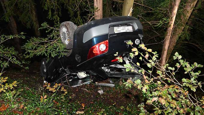 Alkoholisierte Lenkerin (19) baut in Flawil Selbstunfall