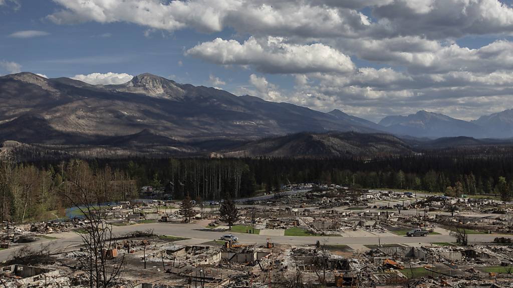 Ein verwüstetes Wohnviertel im Westen von Jasper, Alberta. Foto: Amber Bracken/The Canadian Press/AP/dpa - ACHTUNG: Nur zur redaktionellen Verwendung und nur mit vollständiger Nennung des vorstehenden Credits