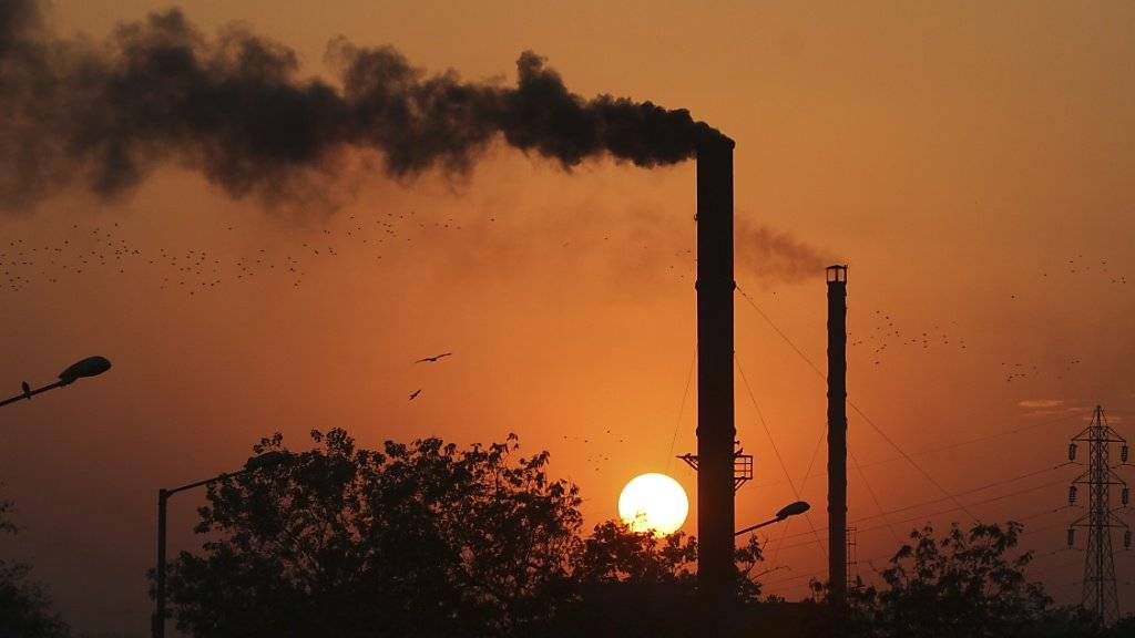 Fabrik im indischen Ahmadabad: Indien strebt eine Verringerung des Treibhausgasaustosses bis 2030 um bis zu 35 Prozent an. (Symbolbild)