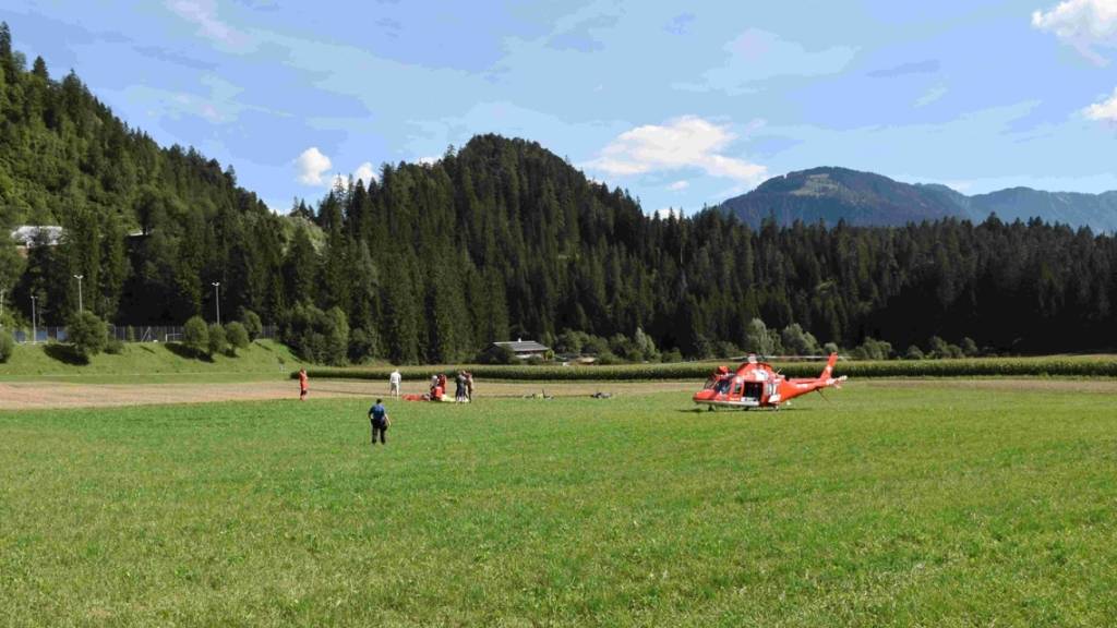 Am Samstagnachmittag ist in Trin Mulin unterhalb der Sportanlage Prau Davon ein Gleitschirmpilot abgestürzt. Der Pilot wurde mittelschwer verletzt.