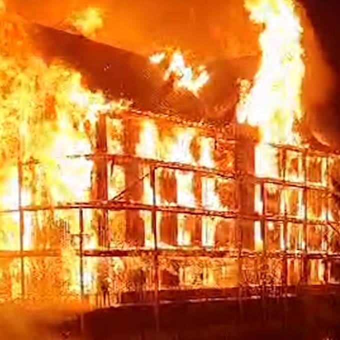 Leerstehendes Hotel Acker fällt Flammen zum Opfer