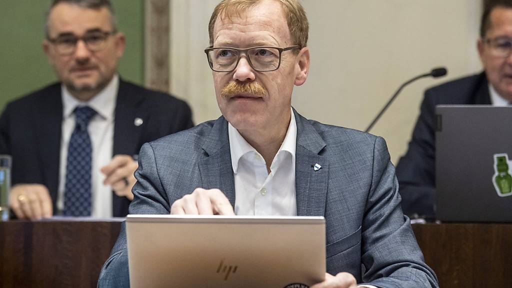 Der Zuger Regierungsrat Andreas Hostettler (FDP) wurde im Geschäftsbericht 2023 von der erweiterten Staatswirtschaftskommission gerügt. (Archivbild)