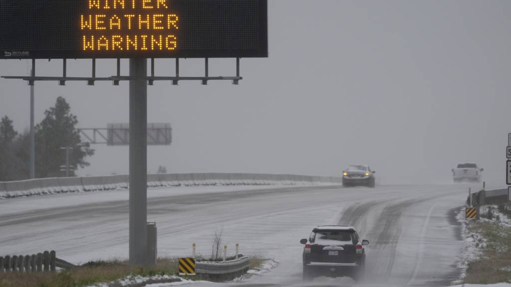 ARCHIV - Autos fahren auf einer schneebedeckten Autobahn in Houston. Foto: David J. Phillip/AP/dpa
