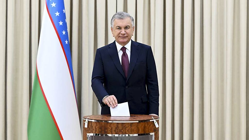 HANDOUT - Auf diesem vom Pressebüro des usbekischen Präsidenten veröffentlichten Foto gibt Schawkat Mirzijojew, Präsident von Usbekistan, in einem Wahllokal seinen Stimmzettel ab, während einer vorgezogenen Präsidentschaftswahl. Foto: Uncredited/Uzbekistan's Presidential Press Office/AP/dpa - ACHTUNG: Nur zur redaktionellen Verwendung und nur mit vollständiger Nennung des vorstehenden Credits