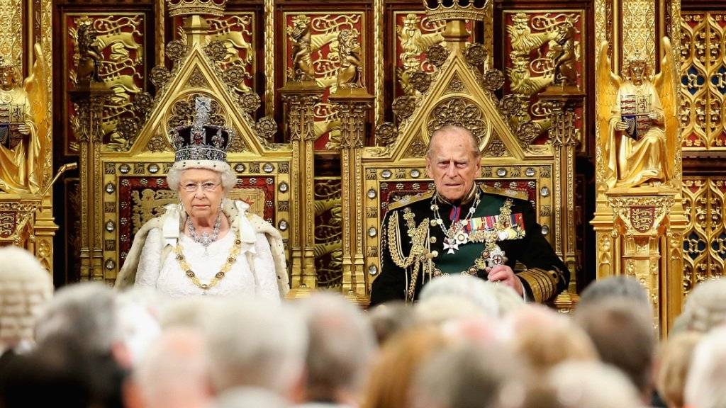 Queen Elizabeth und ihr Ehemann Prinz Philipp vor den versammelten Parlamentsmitgliedern.
