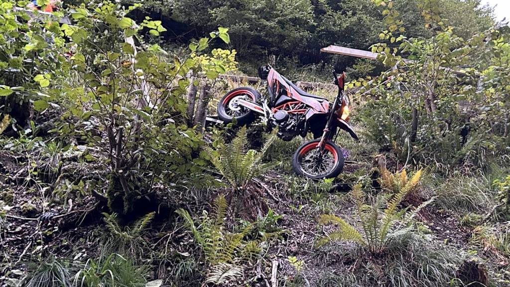 In Vorderthal SZ hat sich ein Motorradfahrer am Sonntagabend bei einem Unfall erheblich verletzt.