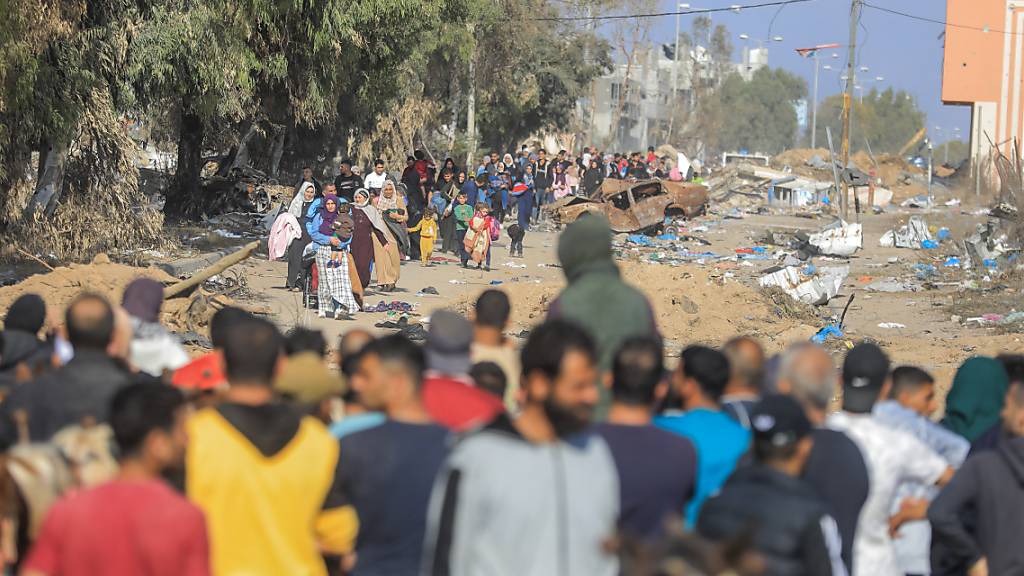 Palästinensische Familien fliehen inmitten der anhaltenden Kämpfe zwischen Israel und der palästinensischen Terrororganisation Hamas aus der Stadt Gaza und anderen Teilen des nördlichen Gazastreifens in Richtung der südlichen Gebiete. Foto: Mohammed Talatene/dpa