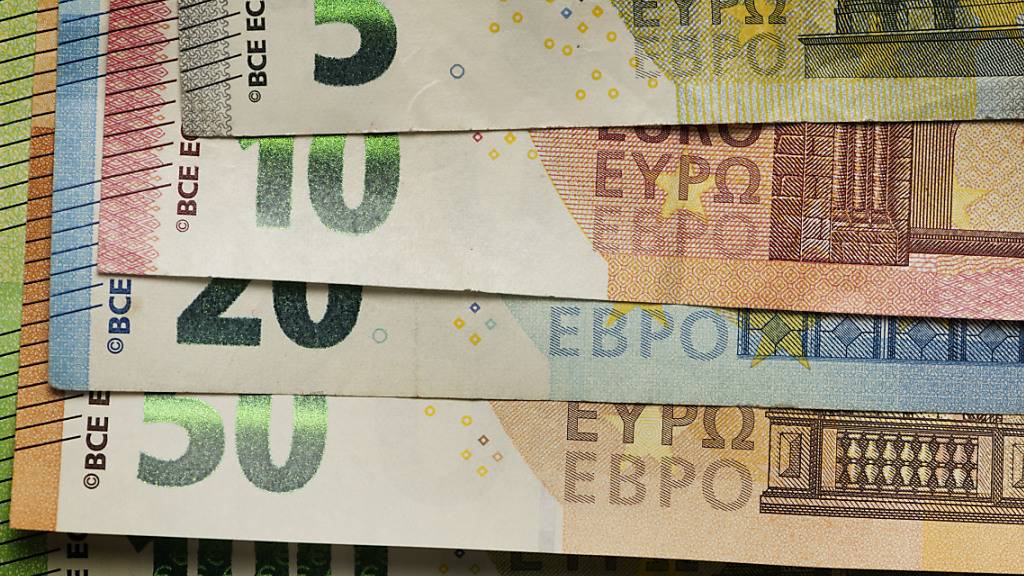 Die Euro-Banknoten sollen einen neuen Look erhalten und dadurch fälschungssicherer werden. Die Einwohner des Euro-Währungsraums dürfen bei einer Befragung ihre Meinung abgeben, was das Design der neuen Banknoten betrifft. (Archivbild)