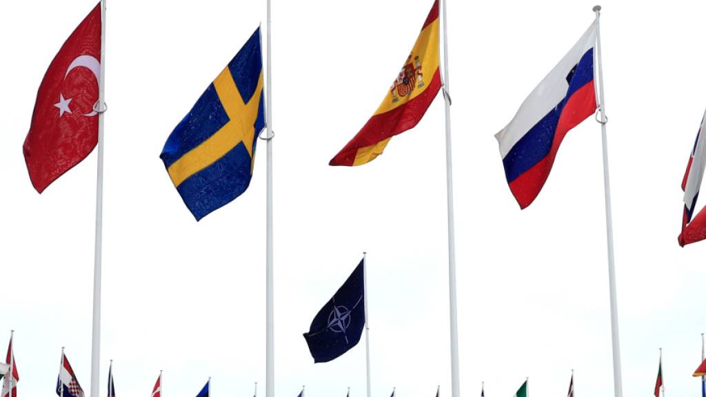 Die Flaggen aller 32 Nato-Mitgliedsländer wehen vor dem Hauptquartier.  Vier Tage nach dem Beitritt von Schweden zum Bündnis wurde am Hauptquartier feierlich die schwedische Flagge gehisst. Foto: Geert Vanden Wijngaert/AP/dpa