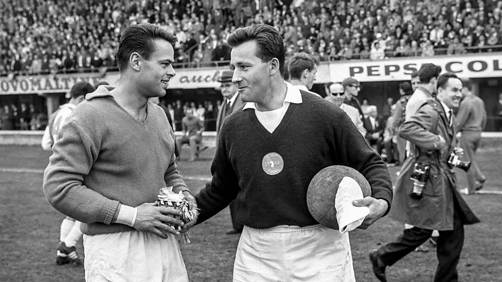 Cupfinal 1963: Kurt Stettler (rechts) im Austausch mit GC-Goalie und Nationalmannschafts-Kollege Charlie Elsener