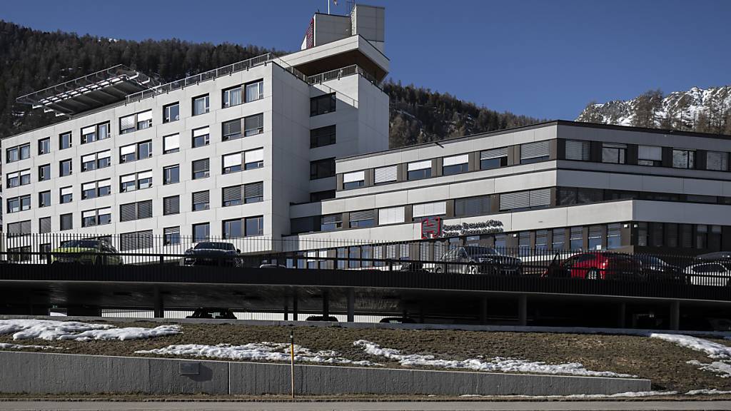 Das Spital Oberengadin ist mit 300 Vollzeitmitarbeitenden das zweitgrösste Bündner Krankenhaus. Es steht allerdings finanziell stark unter Druck und will deshalb mit dem Kantonsspital Graubünden fusionieren. (Archivbild)