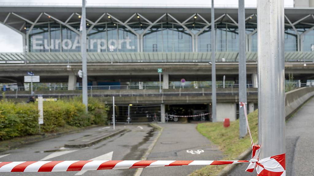 Der Euroairport Basel-Mühlhausen ist am Sonntagmorgen gesperrt worden. Es findet ein Polizeieinsatz statt. Bereits im Oktober (siehe Bild) kam es nach Bombendrohungen zur Schliessung des Flughafens. (Archivbild)