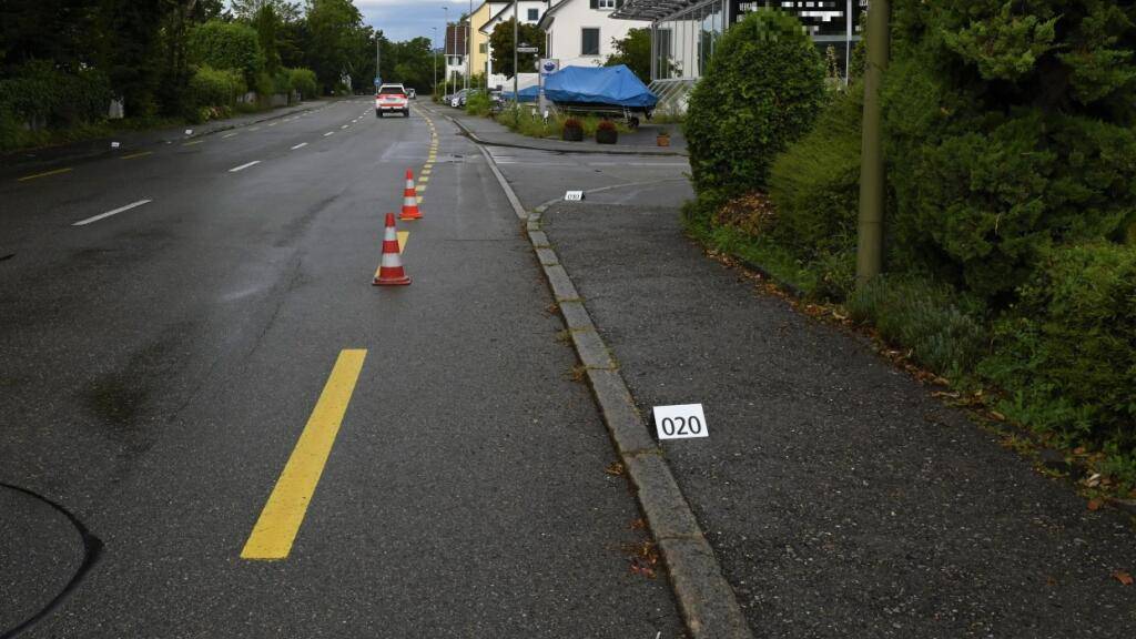 Ein 87-jähriger Velofahrer verunfallte am Mittwoch auf der Seestrasse in Stäfa und verletzte sich dabei schwer.