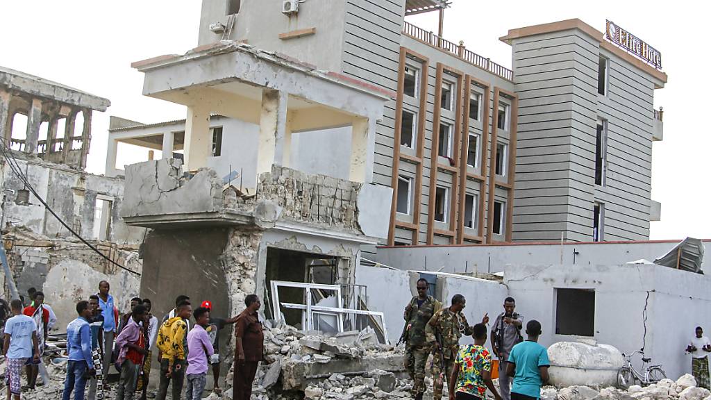 Sicherheitskräfte inspizieren am Folgetag das zerstörtes Hotel. Bei einem großangelegten Terrorangriff auf ein Hotel in der somalischen Hauptstadt Mogadischu sind mehrere Menschen getötet worden. Foto: Farah Abdi Warsameh/AP/dpa