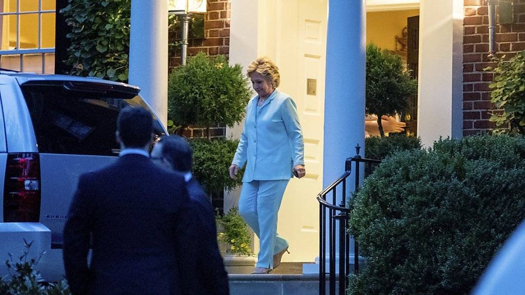 Hillary Clinton verlässt ihr Haus in Washington, nachdem sie dort zu einem Dinner geladen hatte. Unter anderem Spenden-Anlässe brachten im August 143 Dollar für ihren Wahlkampf ein. (Archivbild)