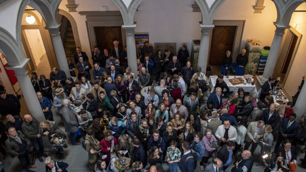 Die Besucherinnen und Besucher warten im Luzerner Regierungsgebäude auf die Wahlergebnisse der Regierungsratswahlen. (Archivaufnahme)