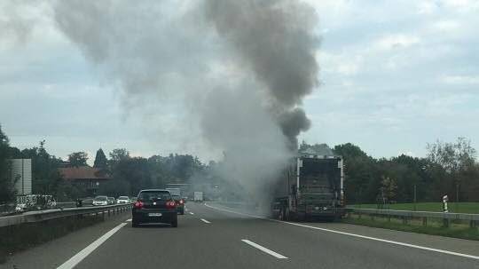 Zwischen St.Gallen-Neudorf und Meggenhus brannte ein Lastwagen.