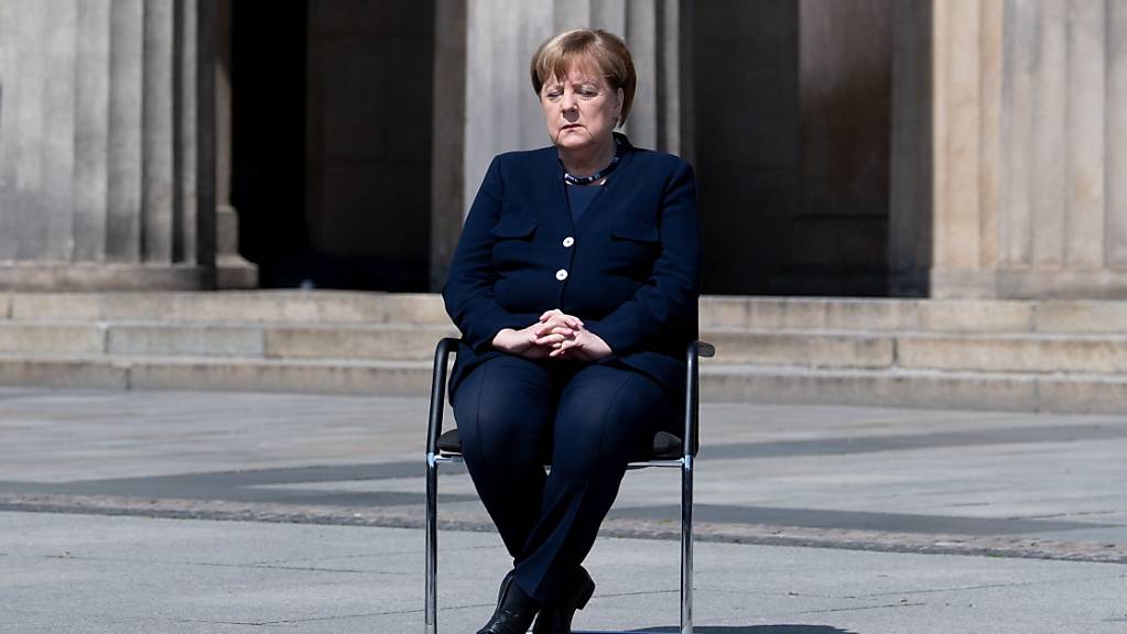 Vor 75 Jahren war der Alptraum für Millionen Menschen zu Ende und Nazi-Deutschland am Boden. Eine nachdenkliche deutsche Kanzlerin Merkel ein Dreivierteljahrhundert nach der bedingungslosen Kapitulation des Dritten Reichs am 8. Mai 1945 vor der Neuen Wache Unter den Linden in Berlin.