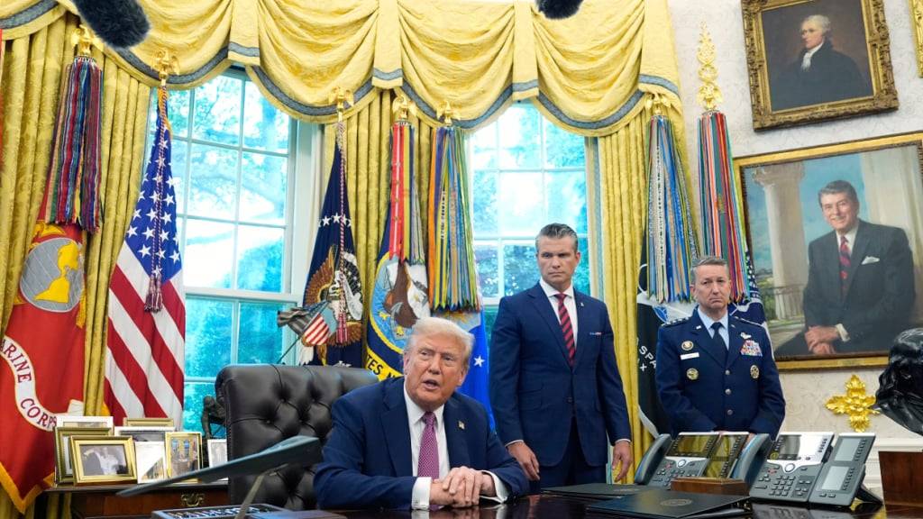 US-Präsident Donald Trump spricht im Oval Office des Weißen Hauses. Foto: Alex Brandon/AP/dpa