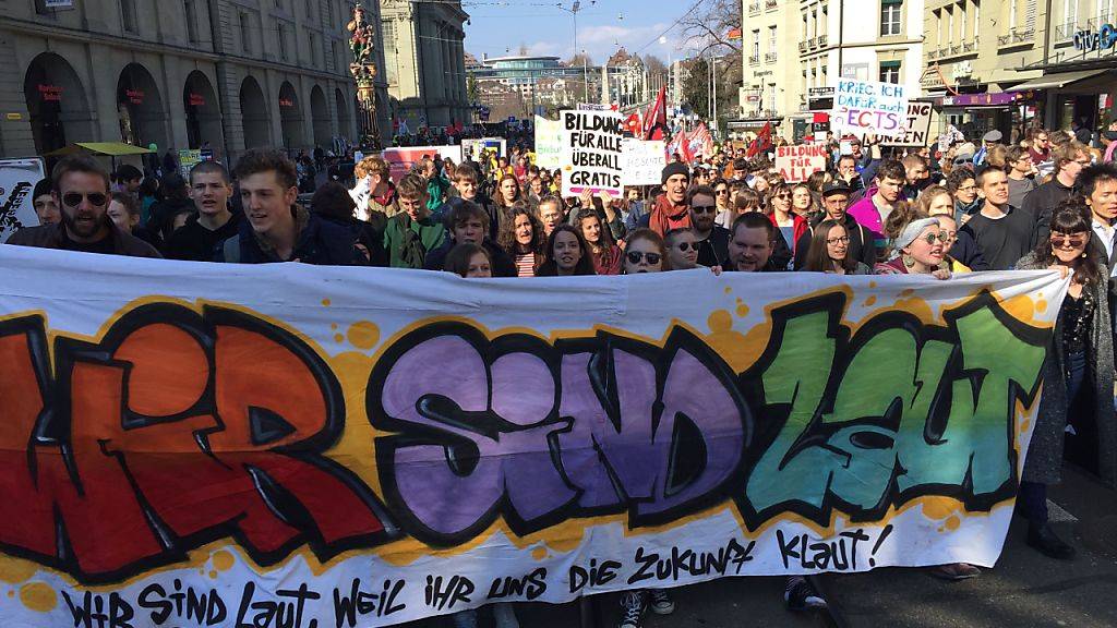 «Wir sind hier, wir sind laut, weil man uns die Bildung klaut», skandierten die Teilnehmer der Demonstration gegen Bildungsabbau in Bern.