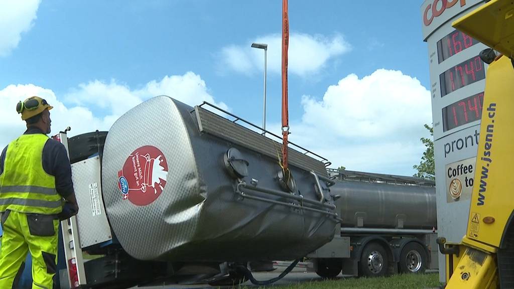 5000 Liter Milch verloren: Tankanhänger kippt in Reinach