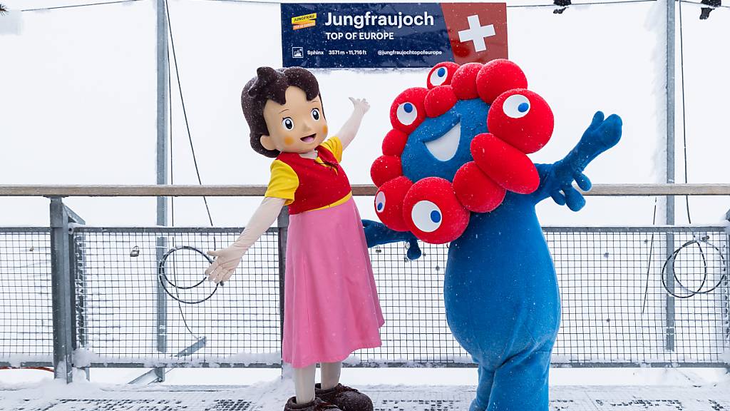 Heidi und Myaku-Myaku, das Maskottchen der Weltausstellung, im Dezember 2024 auf dem Jungfraujoch. (Archivbild)