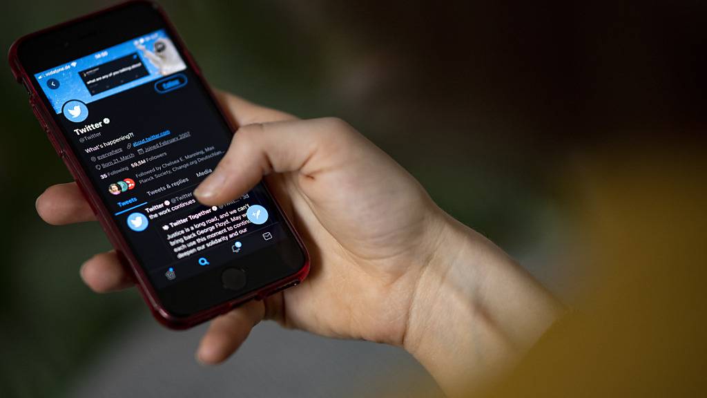 PRODUKTION - Auf dem Bildschirm eines Smartphones sieht man die geöffnete Twitter-App. In Nigeria wurde aufgrund einer Regierungsanweisung der Zugang zu dem Kurznachrichtendienst gesperrt. Foto: Fabian Sommer/dpa