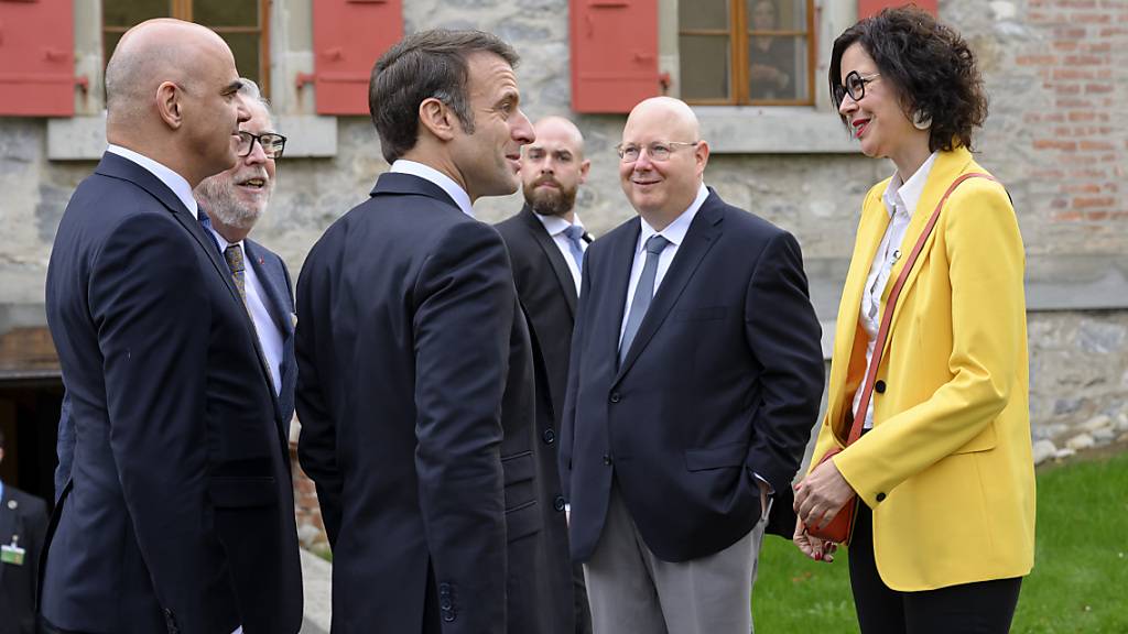 Die Waadtländer Regierungspräsidentin Christelle Luisier begrüsst den französischen Präsidenten Emmanuel Macron am Donnerstag in Lausanne in der Jean-Monnet-Stiftung für Europa.