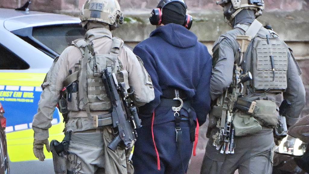 dpatopbilder - Eine Person wird von einem Hubschrauber zu einer Wagenkolonne geführt. Ein mutmaßlicher Drahtzieher der Anschläge auf die Nord-Stream-Gasleitungen soll von Italien nach Deutschland überstellt werden. Er soll am folgenden Freitag dem Ermittlungsrichter des Bundesgerichtshofs in Karlsruhe zur Haftprüfung vorgeführt werden. Foto: Uli Deck/dpa