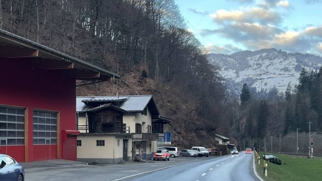 Das korrekt fahrende Auto wurde durch die Kollision von der Strasse auf eine abfallende Böschung geschleudert.