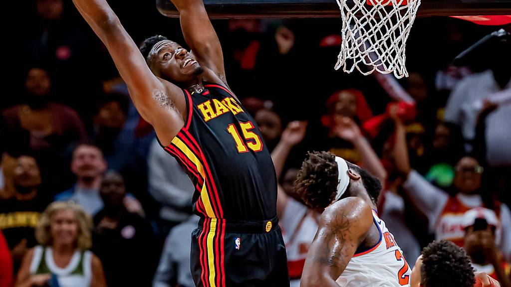 Clint Capela (links) musste mit den Atlanta Hawks erneut als Verlierer vom Parkett