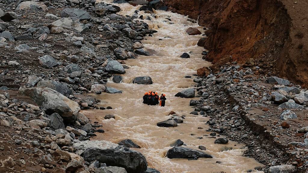 Die chinesische Stadt Kangding wurde von einer Sturzflut und einem Erdrutsch getroffen (Symbolbild). Foto: Rafiq Maqbool/AP/dpa