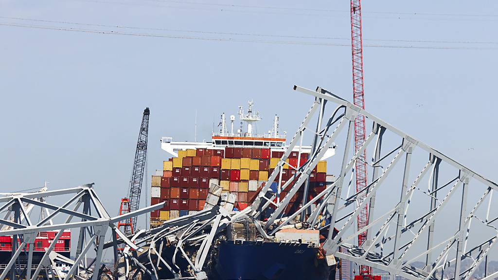 ARCHIV - Die eingestürzte Francis-Scott-Key-Brücke liegt auf dem Containerschiff Dali. Foto: Julia Nikhinson/FR171888 AP/dpa