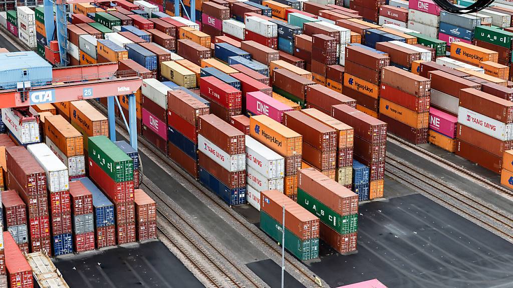 Die Schweizer Wirtschaft ist im zweiten Quartal 2024 leicht über den Erwartungen gewachsen. Das Bruttoinlandprodukt (BIP) legte auf bereinigter Basis zwischen April und Juni 2024 gegenüber dem Vorquartal um 0,5 Prozent zu. (Symbolbild)