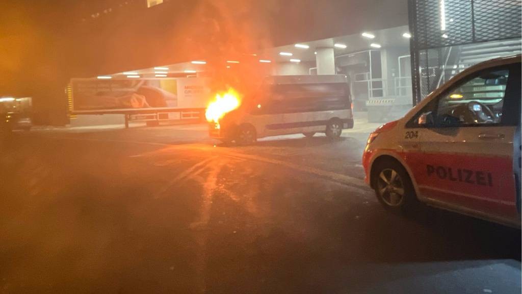 Lieferwagen brennt nach Unfall komplett aus