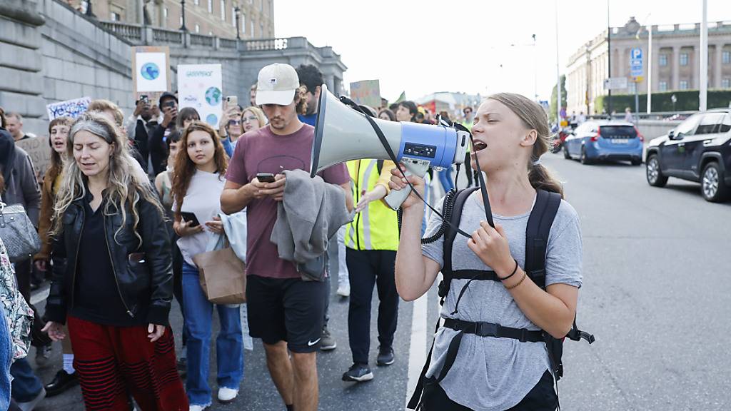 Greta Thunberg (r), Klimaaktivistin aus Schweden, während einer Demonstration der Klimaschutzbewegung Fridays For Future. Eine Woche nach einem globalen Klimaprotesttag wird in der schwedischen Heimat der bekannten Aktivistin Thunberg erneut für mehr Klimaschutz demonstriert. Foto: Christine Olsson/TT NEWS AGENCY/AP/dpa